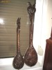 Instrumente muzicale ornamentale rustice din lemn sculptat cu cap de tapi