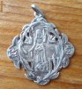 Medalion UNICAT, Femeia torcand, la piciore un miel, ornament. Complet LUCRU MANUAL EXCEPTIONAL, Argint, 4.3 gr, Dim 3X3 CM Medalion UNICAT, Femeia torcand, la piciore un miel, ornament. Complet LUCRU MANUAL EXCEPTIONAL, Argint, 4.3 gr, Dim 3X3 CM