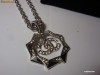 Lantisor cu medalion CHANEL argintiu! Replica! Saculet negru CHANEL gratuit!
