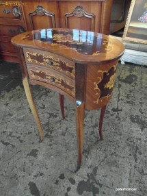 Comoda Louis XV cu intarsii deosebite.