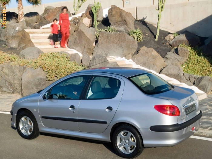 peugeot sedan foto mare