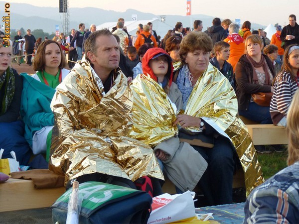 Folie izoterma de supravietuire - thermal blanket foto mare