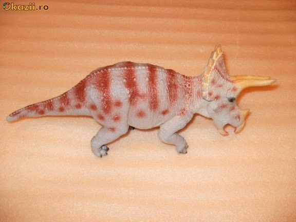 figurine figurina dinozaur foto mare