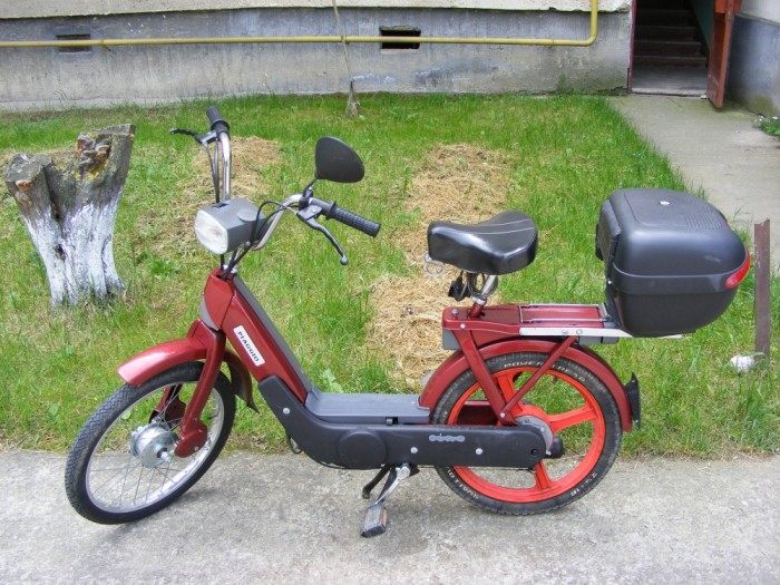 Piaggio Ciao , AF:1999 , culoare visiniu , 49 cmc , inmatriculat ,model clasic pedalier , consum, redus , cutie pentru casca , etc. foto mare Piaggio Ciao , AF:1999 , culoare visiniu , 49 cmc , inmatriculat ,model clasic pedalier , consum, redus , cutie pentru casca , etc. foto mare