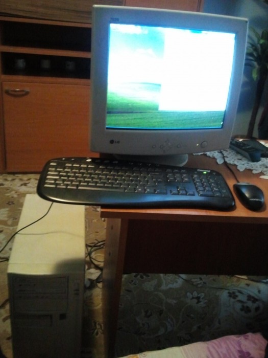 Vand computer cu monitor / sistem desktop PC AMD Sempron 2400+